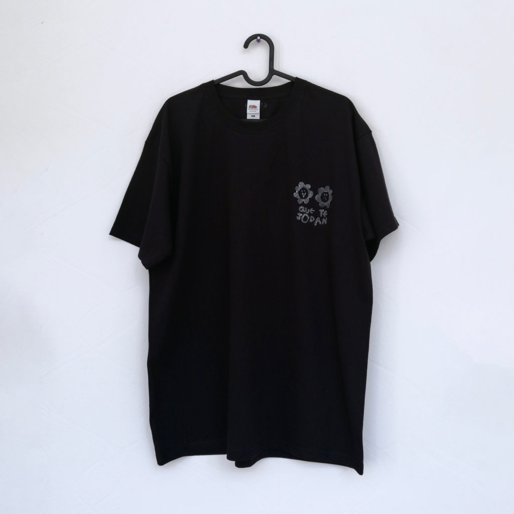 Camiseta Cuchi Negra QTJ flores 1