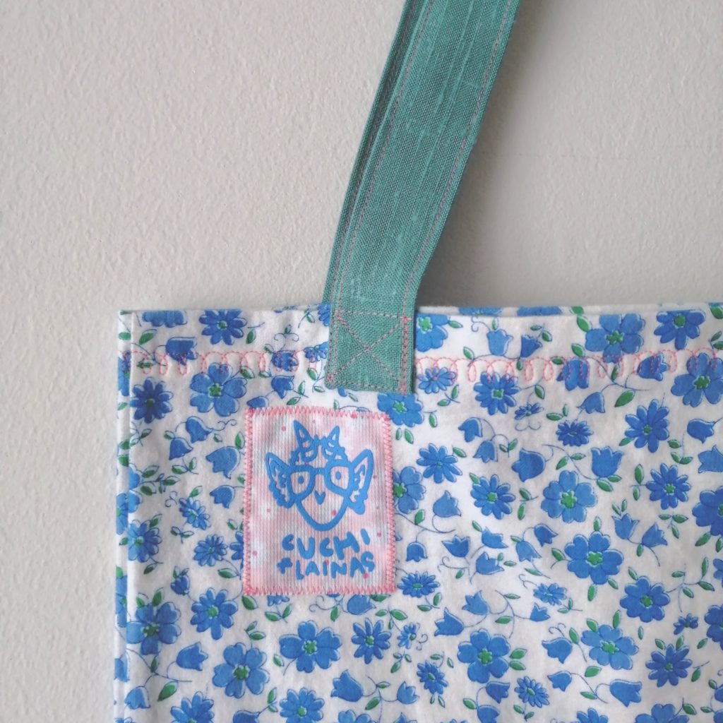 Bolsa de tela-telas recicladas-Cuchi-estampado flores azules-achanta neno5